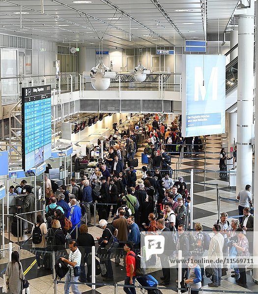 Passagiere vor der Sicherheitskontrolle  Terminal  Modul B  Flughafen München  Oberbayern  Deutschland  Europa