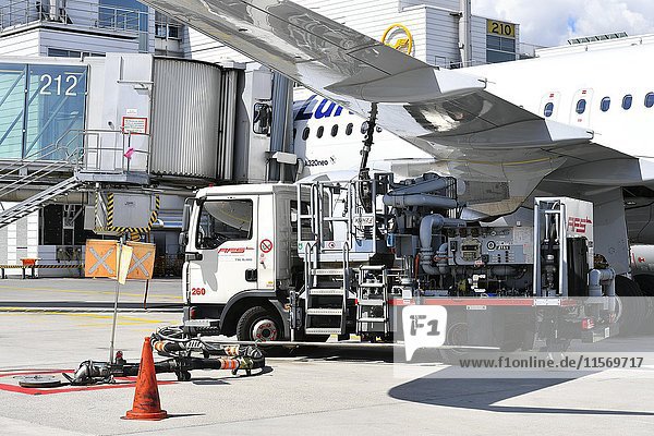 Betankungsfahrzeug  Tankstutzen am Flügel  Betankung  Lufthansa Airbus A320 NEO  Flughafen München  Oberbayern  Deutschland  Europa