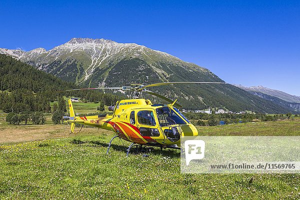 Hubschrauber  Passagierhelikopter  Samaden oder Samedan  vor dem Berg Crasta Mora  Engadin Region Maloja  Kanton Graubünden  Schweiz  Europa