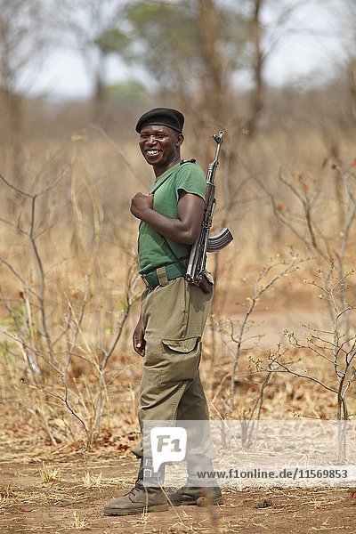 Wildhüter mit Gewehr  Mosi-oa-Tunya-Nationalpark  Livingstone  Sambia  Afrika