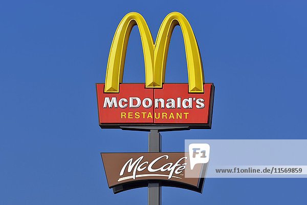 McDonalds-Schild vor blauem Himmel