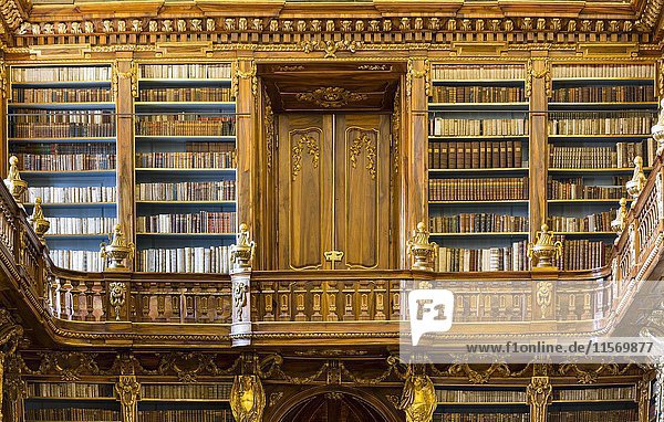 Galerie mit Bücherregalen  Philosophischer Saal der Bibliothek  Strahov-Kloster  Prag  Tschechische Republik  Europa