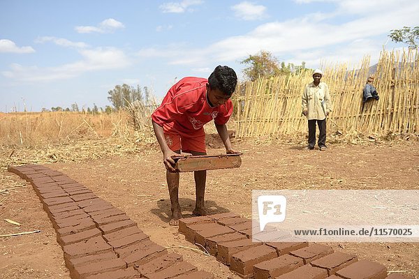 Jugendlicher bei der Herstellung von Ziegeln  Dorf Analakely  Gemeinde Tanambao  Bezirk Tsiroanomandidy  Region Bongolava  Madagaskar  Afrika