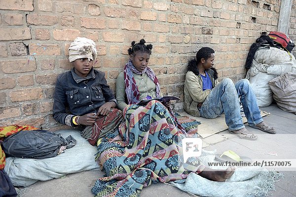 Obdachlose Jugendliche auf der Straße  Provinz Fianarantsoa  Madagaskar  Afrika
