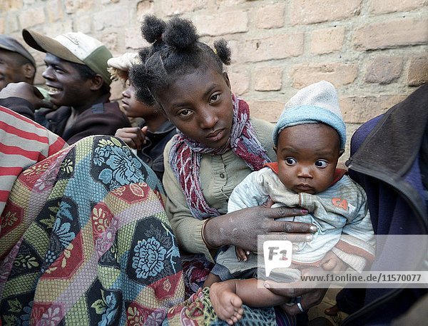 Obdachlose Teenager mit Baby auf der Straße  Provinz Fianarantsoa  Madagaskar  Afrika