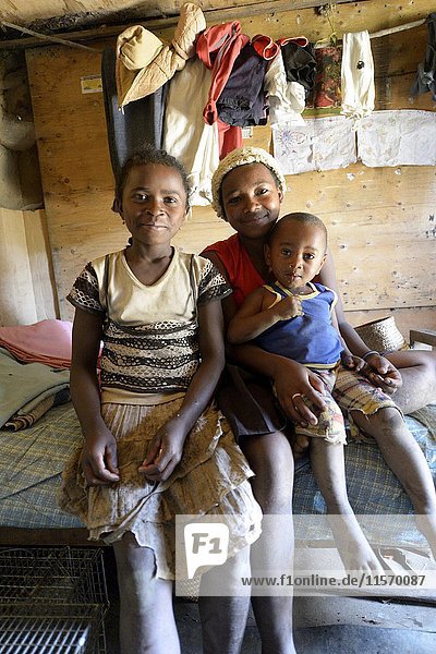 Mädchen  Jugendliche und Kleinkinder in einer einfachen Hütte  Ambatomityy Dorf  Moramanga  Alaotra-Mangoro Region  Madagaskar  Afrika