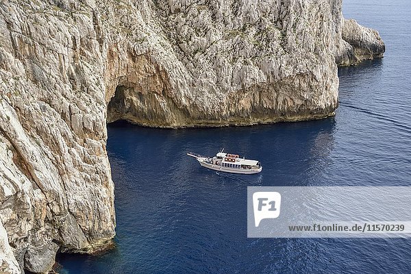 Ausflugsboot bei Neptungrotte  Grotta di Nettuno  Parco Naturale Regionale di Porto Conto  bei Alghero  Sardinien  Italien  Europa
