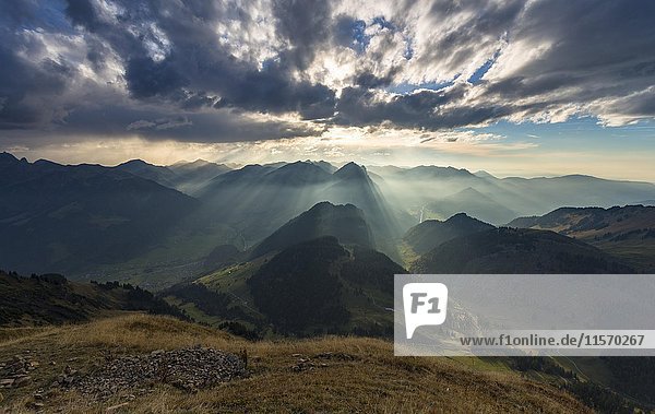 Sonnenstrahlen hinter der Kanisfluh  Blick vom Diedamskof  Schoppernau  Vorarlberg  Österreich  Europa