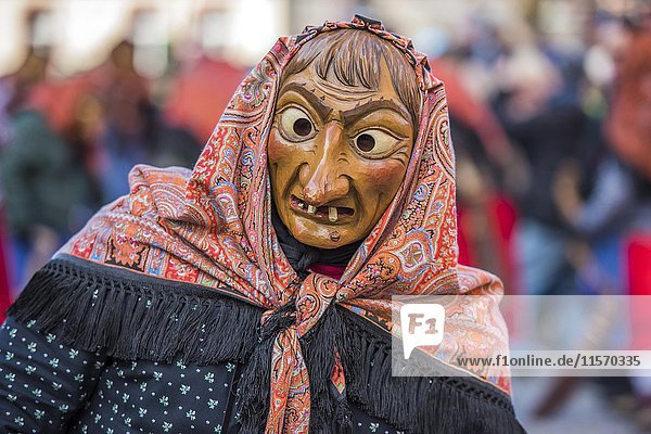 Hexe auf dem Fasnachtsumzug Großer Fasendumzug Gengenbach Ortenaukreis alemannische Fasnacht Baden-Württemberg Deutschland Europa