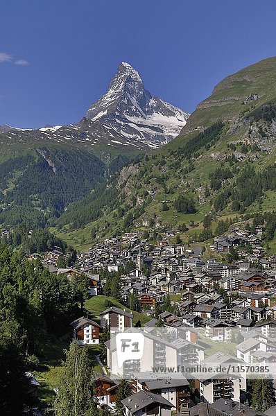 Blick auf Zermatt und Matterhorn Kanton Wallis Schweiz Europa