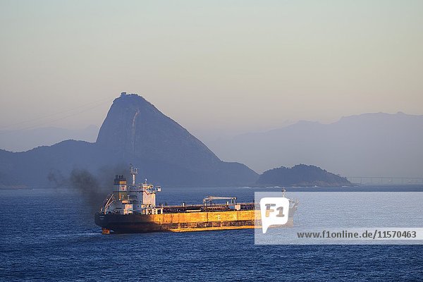 Frachtschiff im Morgenlicht  im Hintergrund der Zuckerhut  Rio de Janeiro  Brasilien  Südamerika