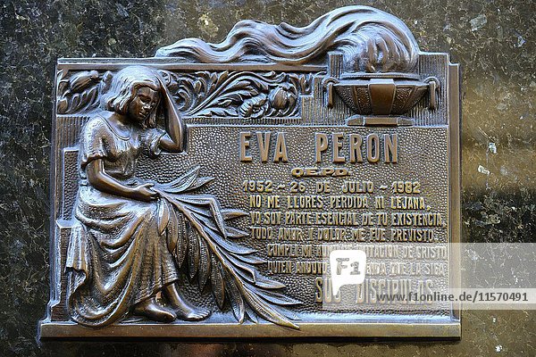Gedenkschild für Eva Peron  Mausoleum der Familie Duarte  Friedhof von Recoleta  Buenos Aires  Argentinien  Südamerika