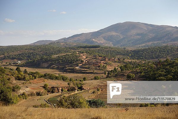Bergige Landschaft  Ausblick auf Dorf Tsaramadoandro  Region Bongolava  Madagaskar  Afrika