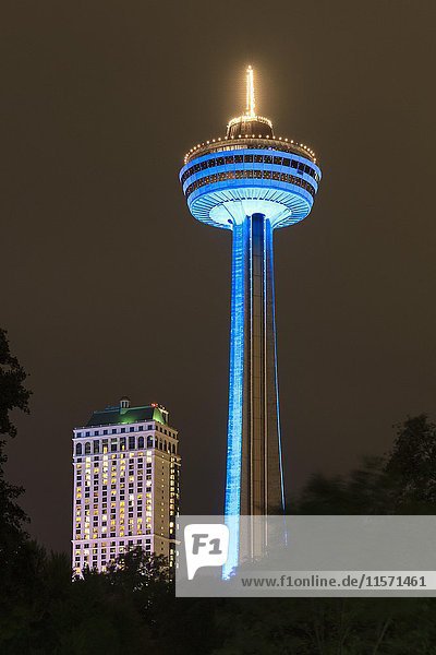 Beleuchteter Skylon-Turm bei Nacht  Niagarafälle  Provinz Ontario  Kanada  Nordamerika