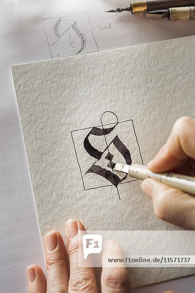 Kalligraphie-Atelier  Hand schreibt mit Automatikfeder  Buchstabe S auf Torchonpapier  Seebruck  Oberbayern  Deutschland  Europa