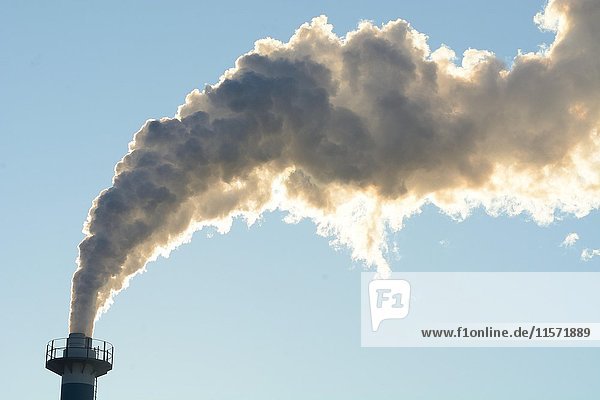 Rauch aus Industrie-Schornstein Ystad Schweden Europa