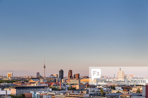 Blick von der Stadt West nach Osten bis zum Potsdamer Platz  Dom und Alexanderplatz Fernsehturm  Berlin  Deutschland  Europa