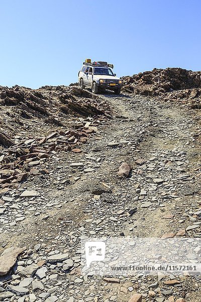 Geländefahrzeug im Divorce Pass  Damaraland  Kunene Region  Namibia  Afrika