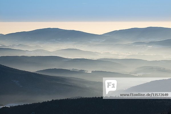 Nebel im Tal  Ausblick vom Großen Arber bei Schnee  Naturpark Bayerischer Wald  Niederbayern  Bayern  Deutschland  Europa