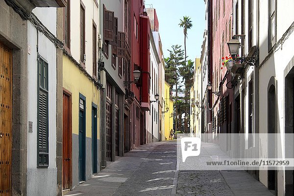 Kleine Straße  farbige Häuser im historischen Zentrum  Las Palmas  Gran Canaria  Kanarische Inseln  Spanien  Europa