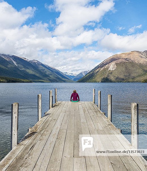 Frau auf Steg sitzend,  Blick auf Lake Rotoiti,  Nelson Lakes National Park,  Tasman District,  Southland,  Neuseeland,  Ozeanien
