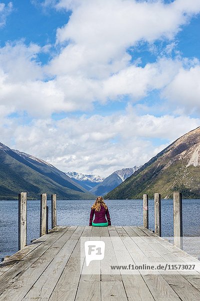 Frau auf Steg sitzend  Blick auf Lake Rotoiti  Nelson Lakes National Park  Tasman District  Southland  Neuseeland  Ozeanien