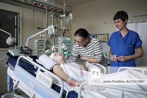 Kind mit Mutter und Intensivpflegerin am Bett  Intensivstation  Kinderkrankenhaus Altona  Hamburg  Deutschland  Europa