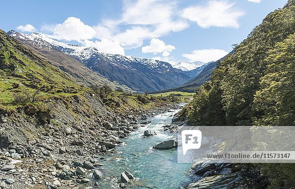 Matukituki River Fluss fließt durch Tal Mount Aspiring National Park Otago Südinsel Neuseeland Ozeanien