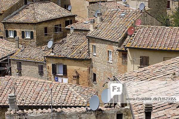 Alte Dächer mit Satellitenschüssel  Volterra  Toskana  Italien  Europa