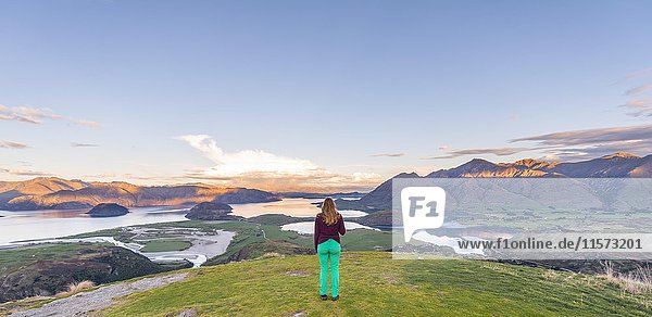 Sonnenuntergang  Wanderer mit Blick auf den Lake Wanaka  Rocky Peak  Rocky Peak Park  Otago  Südland  Neuseeland  Ozeanien