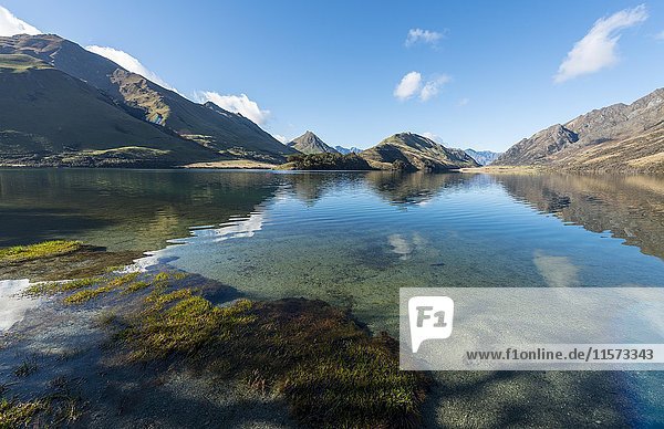 Berge spiegeln sich im See Moke Lake bei Queenstown Otago Südinsel Neuseeland Ozeanien