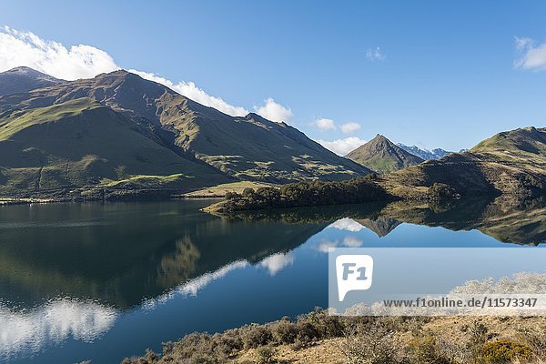Berge spiegeln sich im See Moke Lake bei Queenstown Otago Südinsel Neuseeland Ozeanien