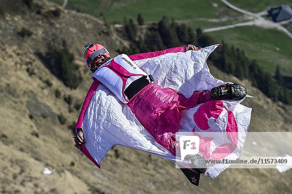 Basejumper mit Wingsuit in der Luft  Sprung vom Pilatus  Luzern  Schweiz  Europa