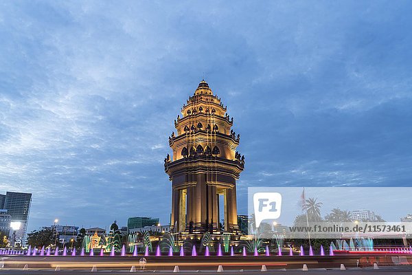 Unabhängigkeitsdenkmal  Abenddämmerung  Provinz Phnom Penh  Kambodscha  Asien