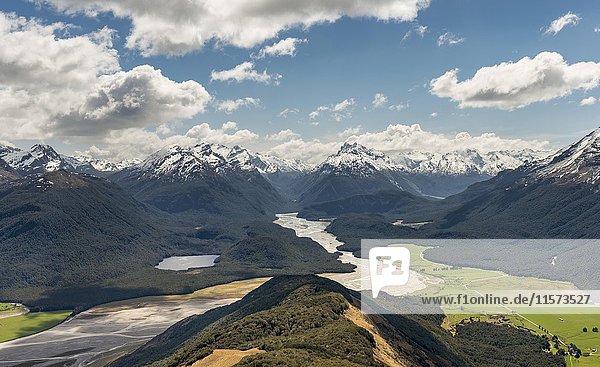 Ausblick auf Dart River und Berglandschaft Mount Alfred Glenorchy bei Queenstown Südliche Alpen Otago Südinsel Neuseeland Ozeanien