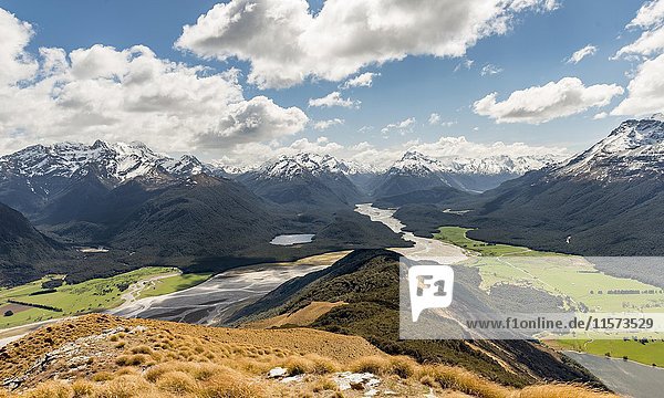 Ausblick auf Dart River und Berglandschaft Mount Alfred Glenorchy bei Queenstown Südliche Alpen Otago Südinsel Neuseeland Ozeanien