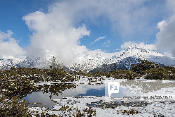 Schnee auf dem Gipfel des Key Summit  Mt. Christina  Fiordland National Park  Westküste  Southland  Neuseeland  Ozeanien
