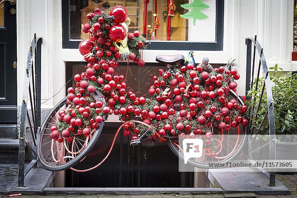 Fahrrad mit Weihnachtsdekoration  Amsterdam  Die Niederlande  Europa