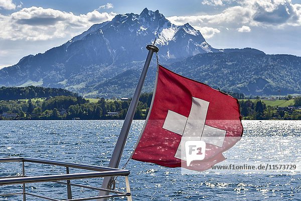 Schweizer Fahne am Geländer  Blick auf den Pilatus  Luzern  Schweiz  Europa