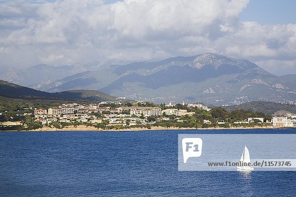 Katamaran auf dem Mittelmeer und Stadt Ajaccio  Insel Korsika  Frankreich  Europa