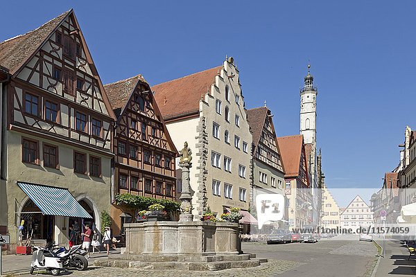 Fachwerkhäuser  Herrengasse mit Herrenbrunnen  historisches Zentrum  Rothenburg ob der Tauber  Mittelfranken  Bayern  Deutschland  Europa