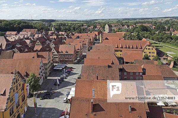 Blick vom Turm der Kathedrale auf das historische Zentrum  Segringer Straße  Dinkelsbühl  Mittelfranken  Bayern  Deutschland  Europa