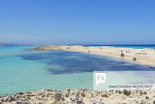Türkisfarbenes Wasser  Strand Ses Illetes  Formentera  Balearische Inseln  Spanien  Europa