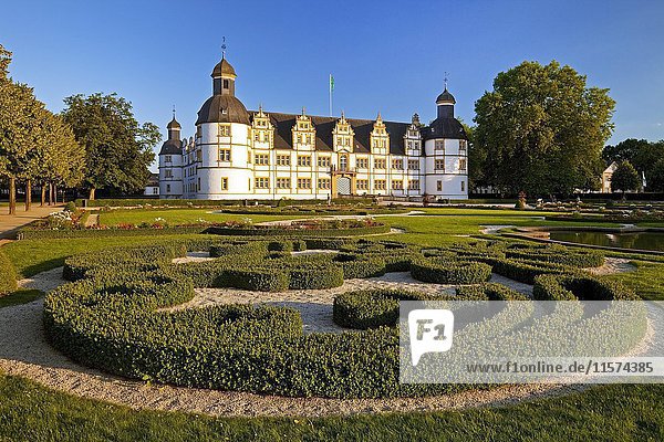 Schloss Neuhaus  Weserrenaissance  Paderborn  Ostwestfalen-Lippe  Nordrhein-Westfalen  Deutschland  Europa