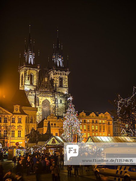 Tyn-Kathedrale  Weihnachtsmarkt auf dem Altstädter Ring  Nachtszene  historisches Zentrum  Prag  Böhmen  Tschechische Republik  Europa