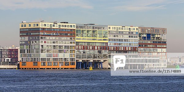 Modernes Wohn- und Bürogebäude Silodam auf dem Wasser auf Stelzen  Fluss Het IJ  Westhafen  Amsterdam  Provinz Nordholland  Niederlande  Europa