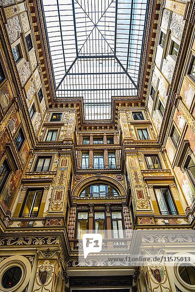 Gemütlich gemalten und geschmückten Innenhof des Palazzo Sciarra Galleria Sciarra  Jugendstil  Rom  Lazio  Italien  Europa