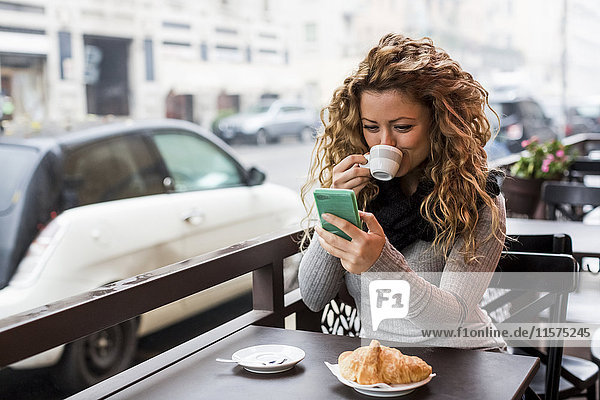 Frau im Cafe mit Smartphone Trink-Cafe  Mailand  Italien