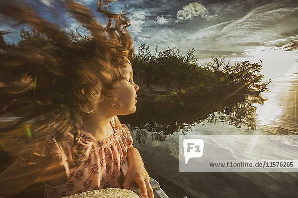 Junges Mädchen genießt eine Flussfahrt  die Augen geschlossen und sich im Sonnenlicht sonnt  Homosassa  Florida  USA