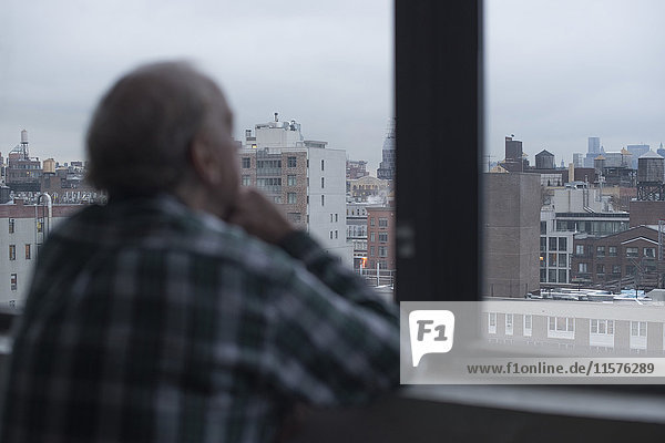 Mann schaut aus dem Fenster  Manhattan  New York  USA
